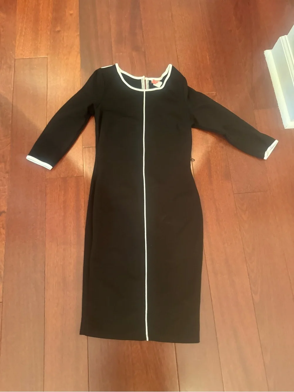 VENUS Black Long-Sleeve Shift Dress with White Piping